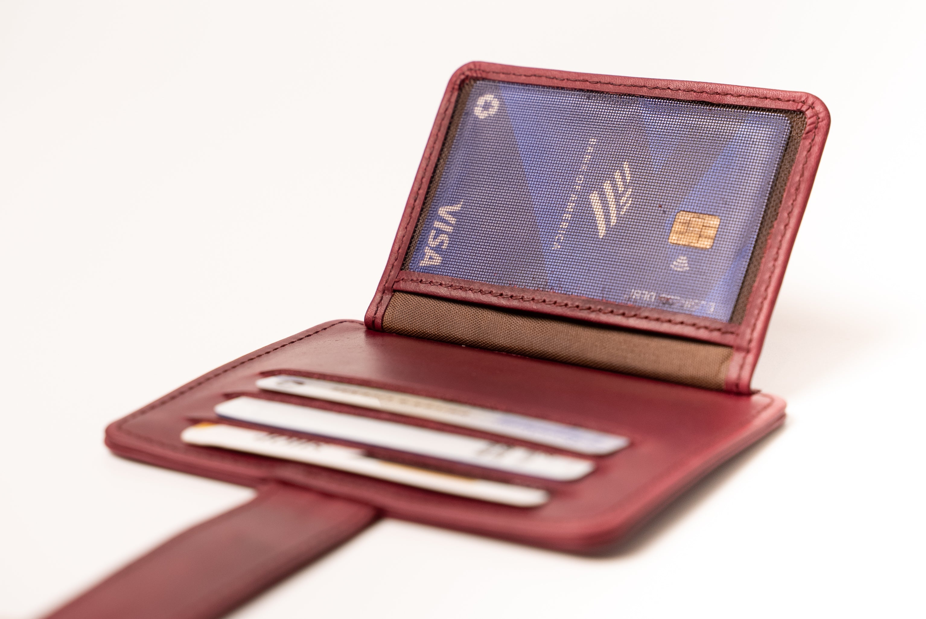 ROYAL Card Wallet - Slim Leather with Magnetic Closure.