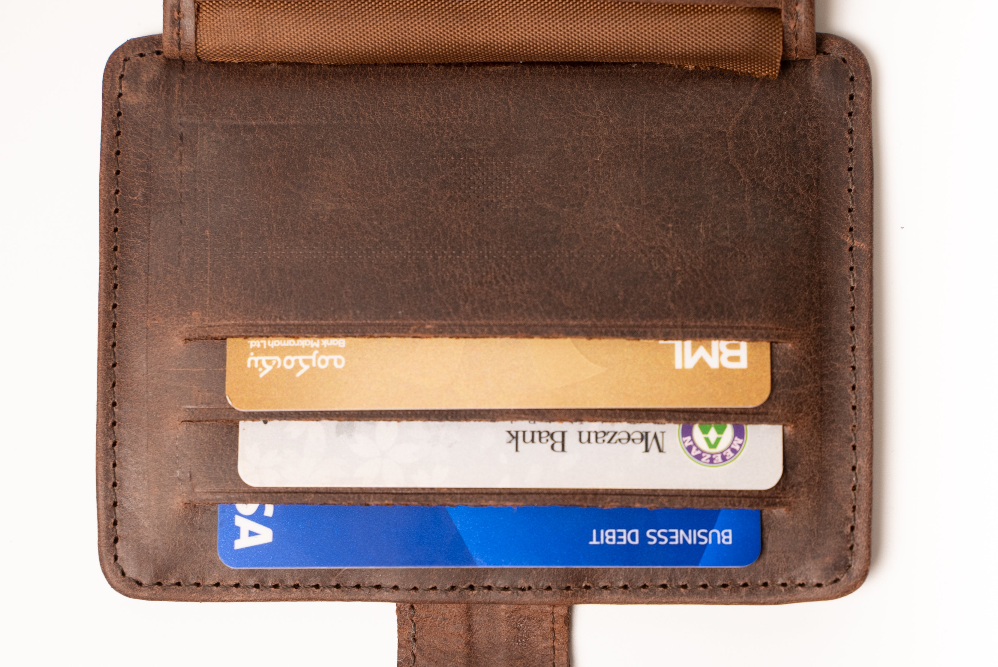 ROYAL Card Wallet - Slim Leather with Magnetic Closure.